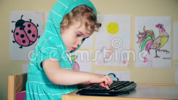 有趣的愤怒的可爱的女孩用电脑玩键盘视频的预览图