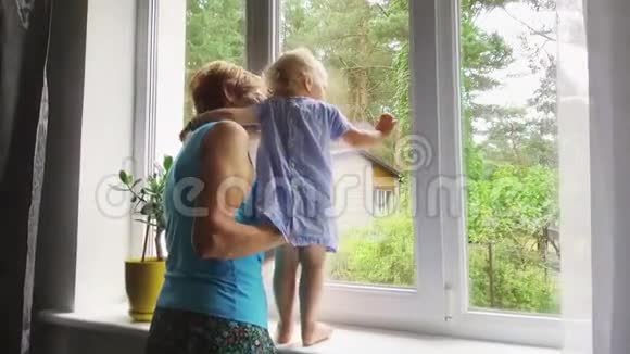 祖母在家玩耍和照顾孩子视频的预览图