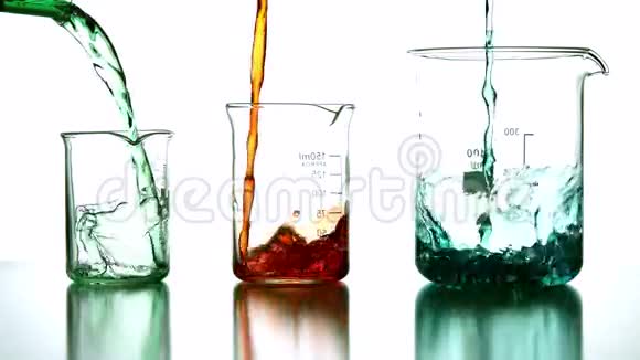 化学液体涌入烧杯视频的预览图