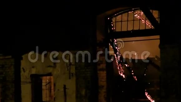 晚上仓库里发生火灾视频的预览图