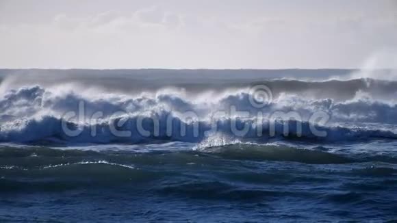 风暴中的海浪视频的预览图