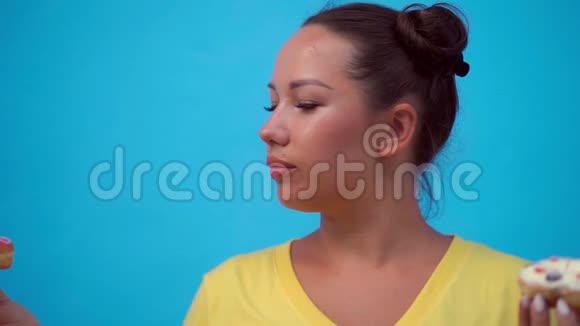 女人吃甜甜圈视频的预览图