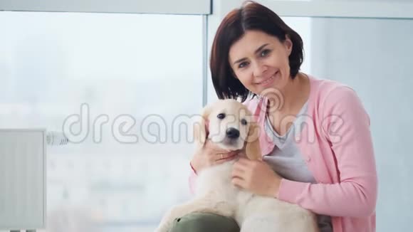 带着小狗的微笑女人视频的预览图
