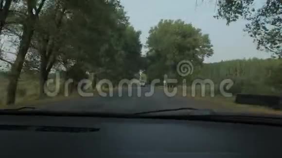 糟糕的道路驾驶视频的预览图
