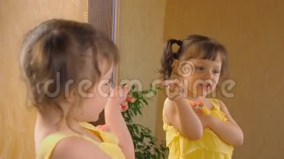 小女孩在照镜子一个头上有尾巴的漂亮女孩正在眨眼睛一个孩子视频的预览图