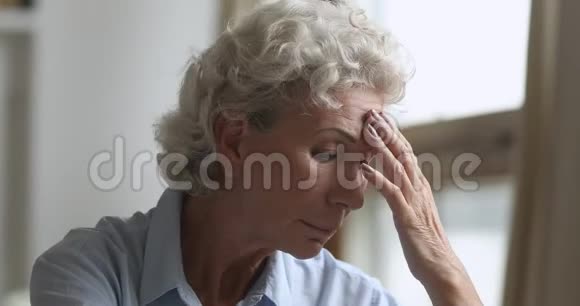 伤心体贴的老妇人担心家里的健康问题视频的预览图