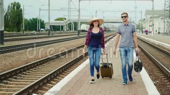 年轻快乐的一对游客带着旅行袋沿着铁路沿着秘鲁行驶开始伟大的旅程视频的预览图