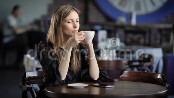 咖啡馆或餐馆里美女的肖像女孩喝茶或咖啡梦到什么视频的预览图