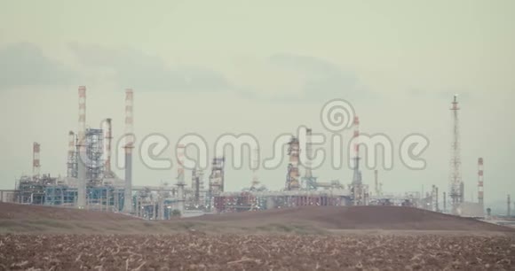 拯救地球在炼油厂附近戴防毒面具的孩子视频的预览图