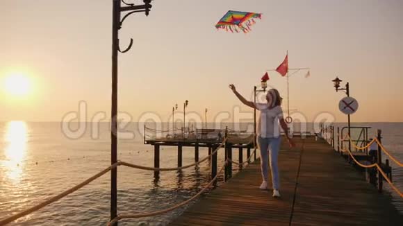 带风筝的女人在码头上奔跑视频的预览图