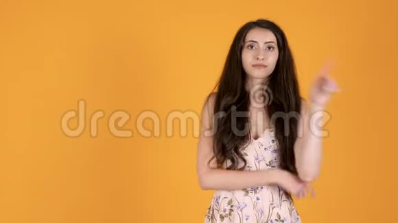 年轻无聊不快乐的女人视频的预览图