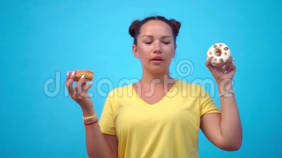 女人吃甜甜圈视频的预览图