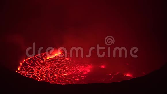 在夜间4k空射中尼拉贡戈火山火山口刚果非洲爆发了巨大的热红色熔融熔岩湖视频的预览图