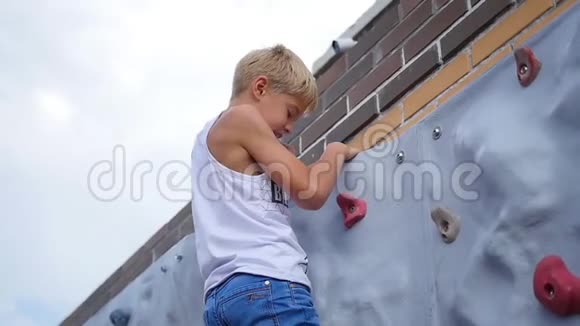 那个少年从墙上爬下来体育户外活动视频的预览图