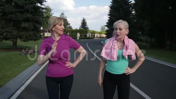 跑步的女性在训练后表现出高五视频的预览图