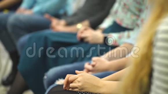 与心理学家交谈期间妇女围坐在一起视频的预览图