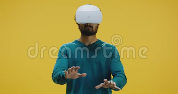人使用VR耳机视频的预览图