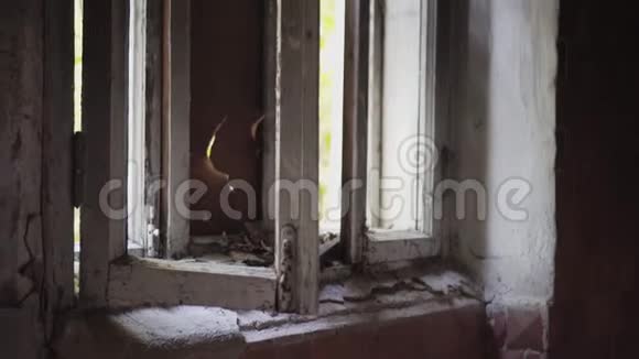 废弃的建筑关闭破开的窗户视频的预览图