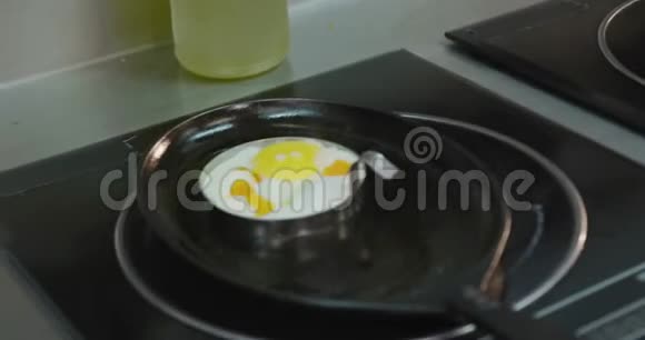 在平底锅上烤鸡蛋视频的预览图