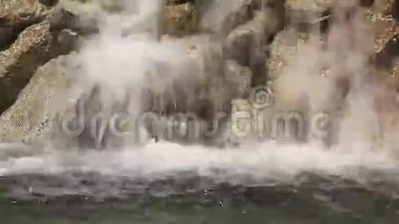 喷泉中快速流动的水视频的预览图