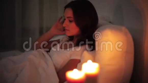 躺在床上的女人吹蜡烛睡觉视频的预览图