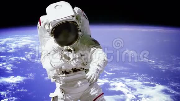 太空行走的宇航员视频的预览图