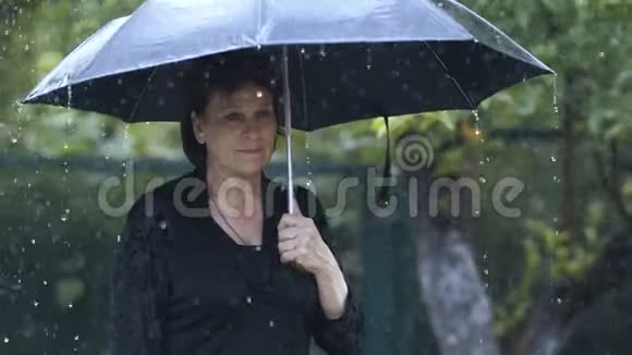 悲伤的女人在伞下视频的预览图