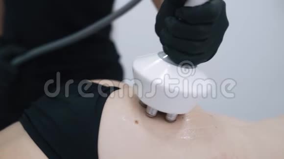 美容诊所射频升降手术时收拢妇女臀部视频的预览图