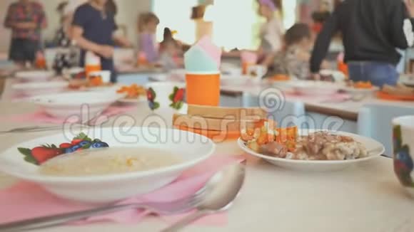 幼儿园午休准备孩子们拿着熟食坐在桌子旁俄罗斯视频的预览图