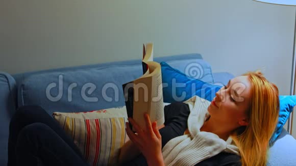 女人在读小说视频的预览图