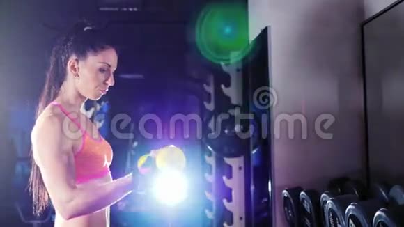 年轻运动女性专业健美运动员运动营养饮料视频的预览图