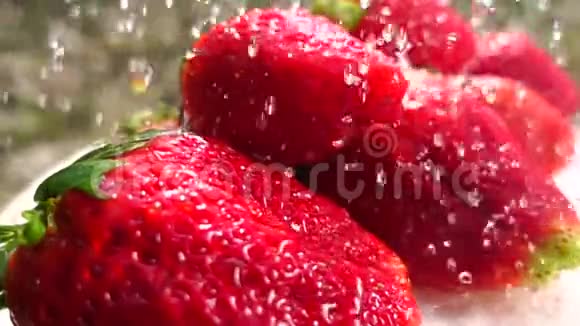水浇在草莓上视频的预览图