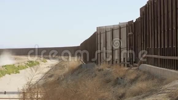 美国和墨西哥边境围栏的慢盘视频的预览图