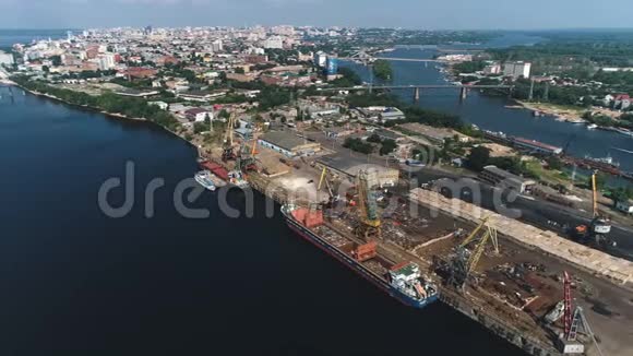 俄罗斯萨马拉市河港的空中景色视频的预览图