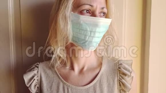 带卫生口罩的女人视频的预览图