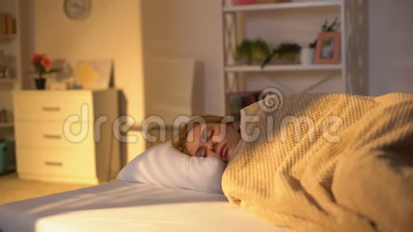 疲惫的女性睡在床上白天午睡周末懒惰家庭放松视频的预览图