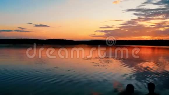 美丽的日落在湖上美丽的云彩视频的预览图