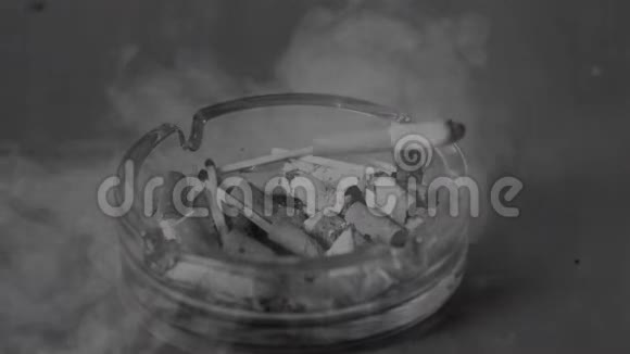 烟灰缸和烟视频的预览图
