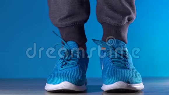 关闭腿的慢动作镜头穿着运动鞋拍摄的非裔美国运动员组合视频的预览图
