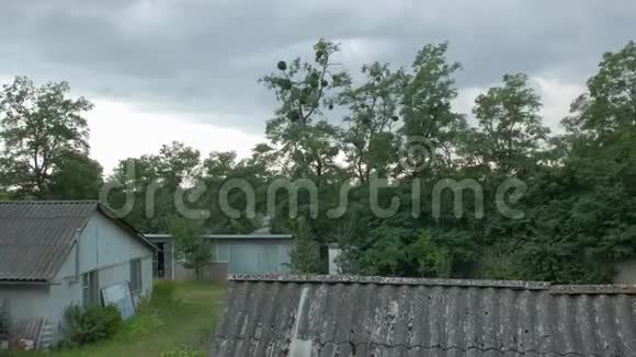 村里的暴风雨视频的预览图