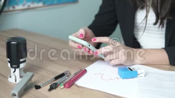 一个女人在工作中发短信视频的预览图