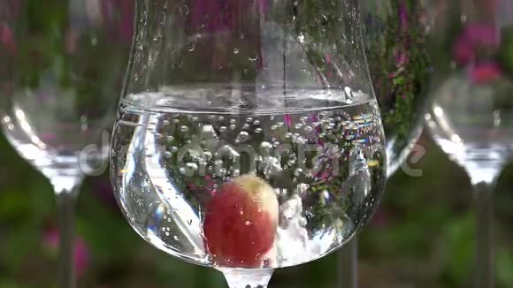 葡萄落入玻璃中视频的预览图