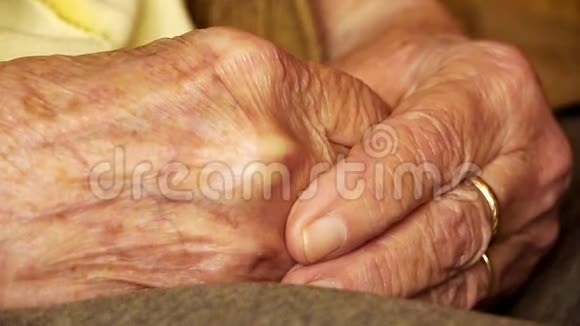 老年妇女年轻男子手握皱纹皮肤贴紧视频的预览图