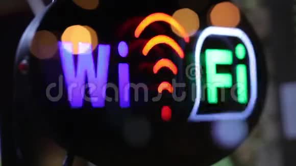 夜间城市自助餐厅窗口的WiFi闪烁标志视频的预览图