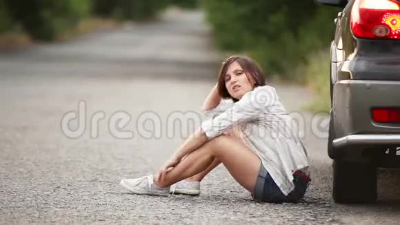 车祸后坐在路上的可怜的漂亮女孩视频的预览图