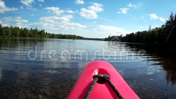 独木舟还在湖里视频的预览图