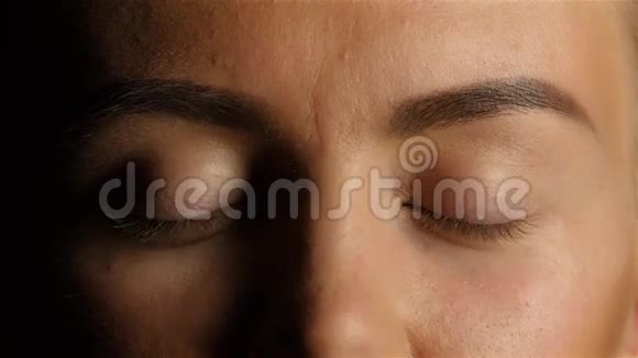 视力不好的女孩皱着鼻子眯着眼睛特写视频的预览图