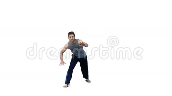男子慢动作表演舞蹈武术视频的预览图