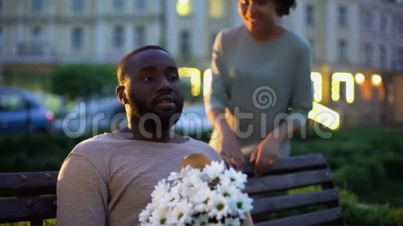 男人用鲜花等女朋友女人调情遮住男人的眼睛视频的预览图