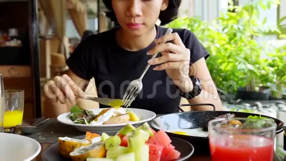 年轻的亚洲女人在餐馆吃午饭视频的预览图